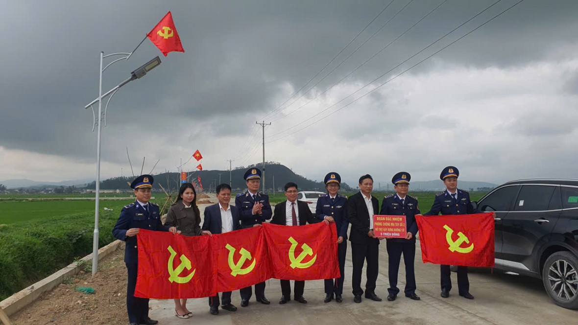 Đoàn Đặc nhiệm phòng chống tội phạm ma tuý số 2 trao tặng đường cờ cho xã Phúc Lộc.