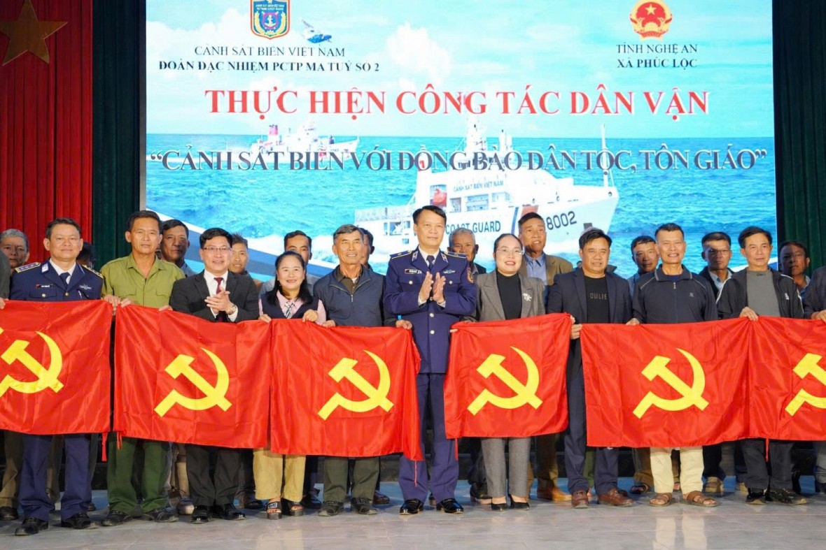 Trao cờ cho nhân dân xã Phúc Lộc.