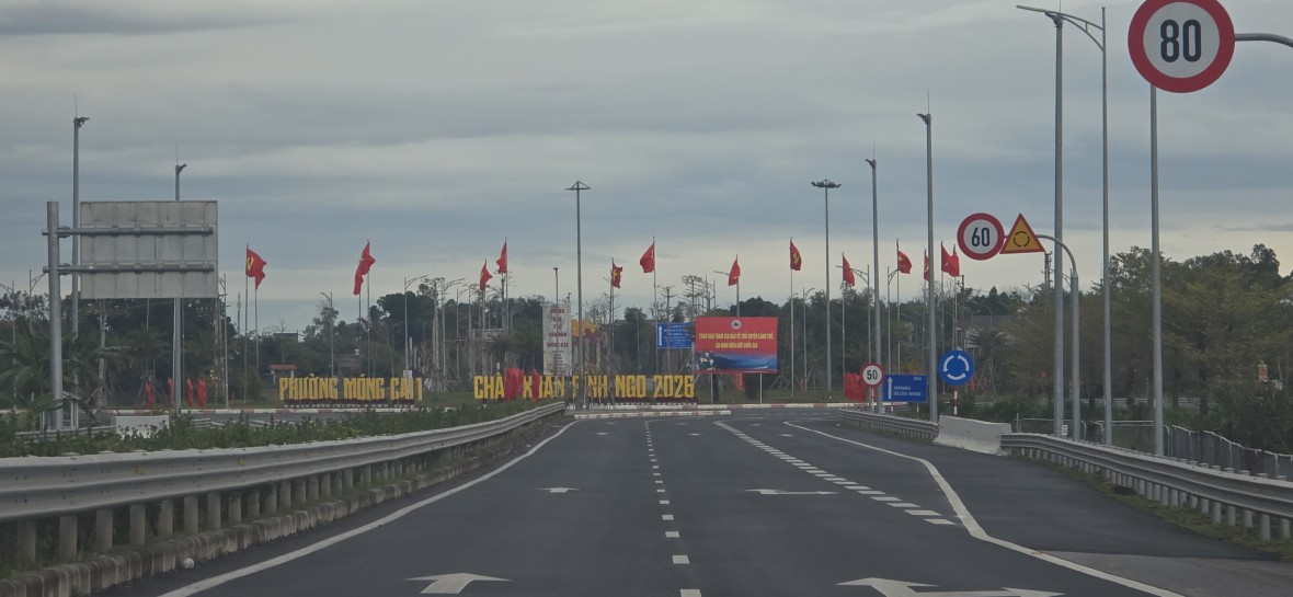 Quảng Ninh rực rỡ cờ hoa hướng về ngày bầu cử