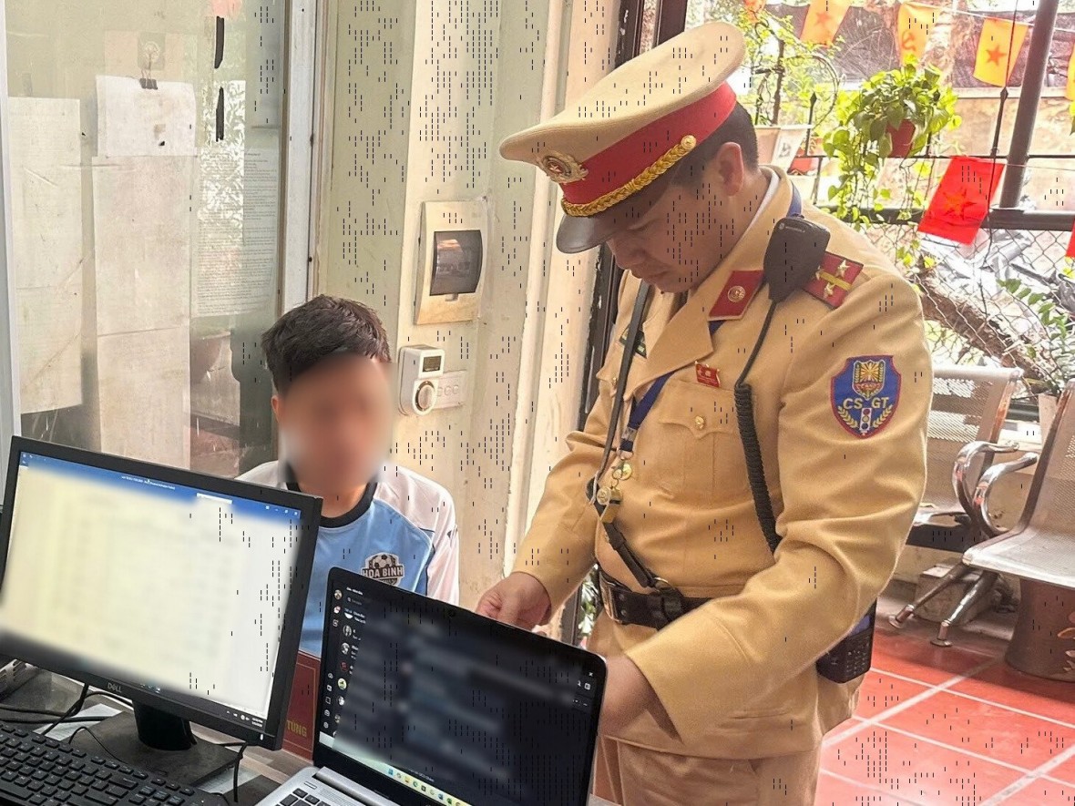 Sử dụng giấy chấp thuận vào phố mua qua mạng bị CSGT phát hiện, xử lý