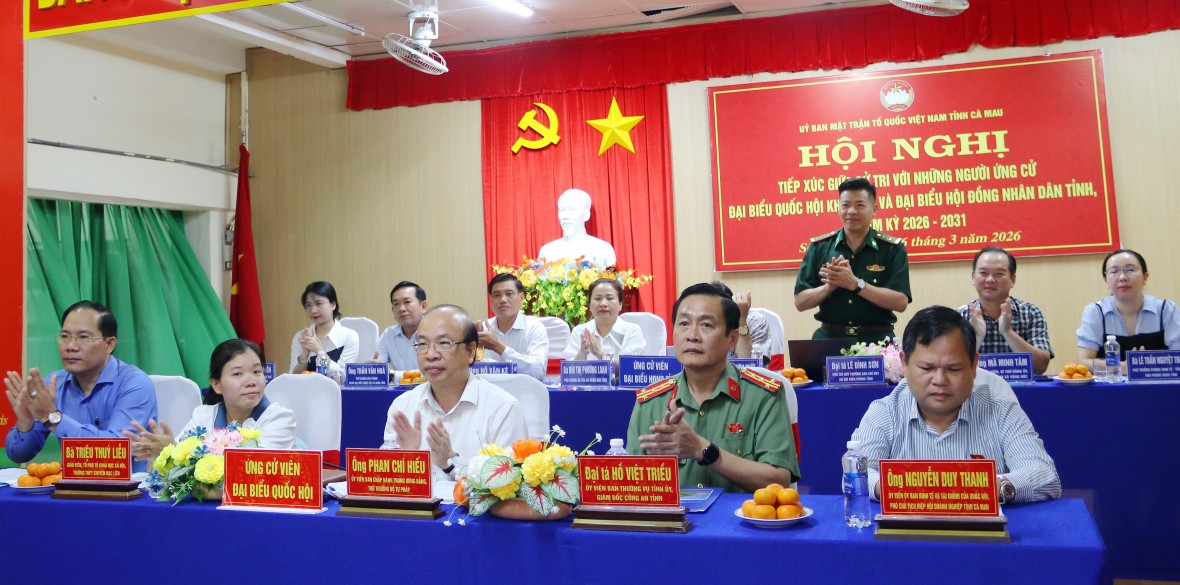 Thứ trưởng Bộ Tư pháp Phan Chí Hiếu tiếp xúc, lắng nghe kiến nghị của cử tri Sông Đốc