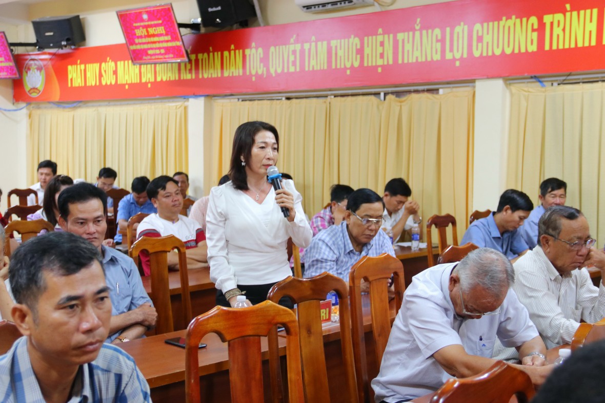 Thứ trưởng Bộ Tư pháp Phan Chí Hiếu tiếp xúc, lắng nghe kiến nghị của cử tri Sông Đốc