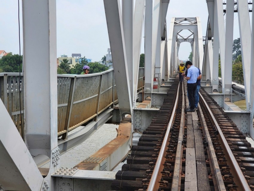 Các đơn vị chức năng đang tiến hành khảo sát hiện trường, kiểm tra, đánh giá tình trạng kết cấu nhịp cầu.