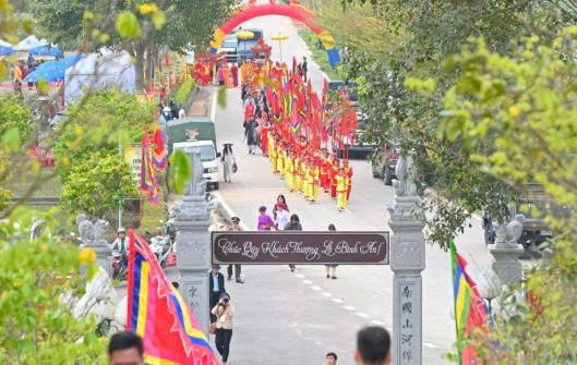 Đoàn rước thực hiện nghi lễ rước nước về Thái Miếu.