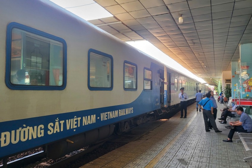 Các cơ quan chức năng đang khẩn trương khắc phục sự cố, đảm bảo an toàn giao thông đường sắt trên tuyến Bắc – Nam.