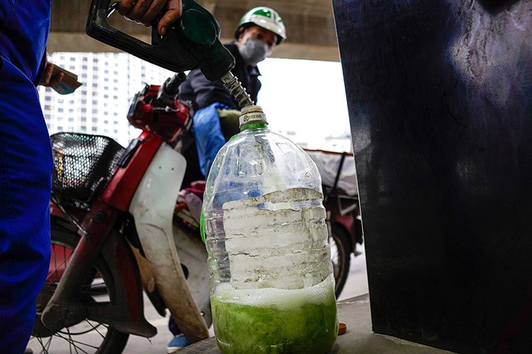 Nhiều người dân đã mang can nhựa, chai nhựa để dự trữ xăng dầu. 