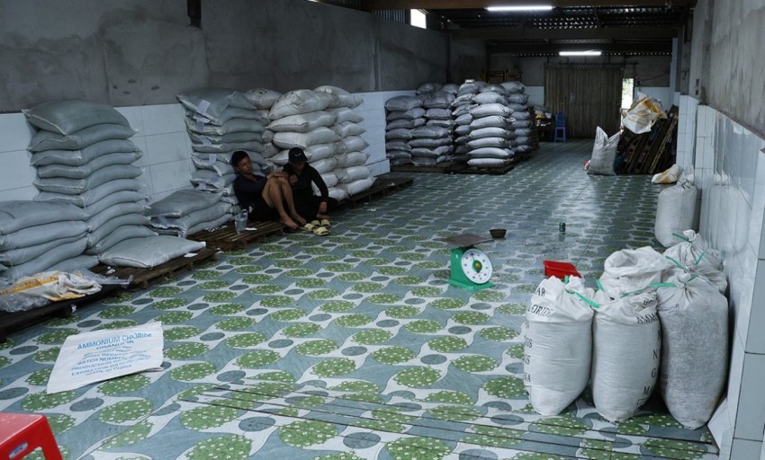 Lượng lớn phân bón chưa được phép lưu hành bị phát hiện. Ảnh TP