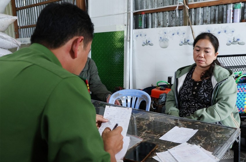 Bà Cao Thị Hồng tại thời điểm cơ quan Công an kiểm tra