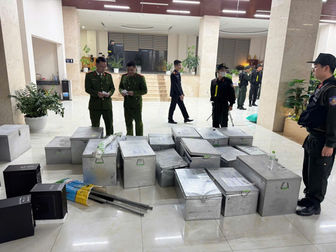 Công an tỉnh Quảng Ninh khám xét trụ sở Công ty TNHH Quan Minh tại Vân Đồn trong quá trình điều tra vụ vi phạm khai thác tài nguyên.  Nguồn: CACC