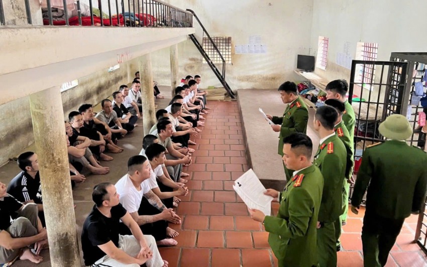 Người bị tạm giữ, tạm giam được giải thích, hướng dẫn quyền và nghĩa vụ trong quá trình bầu cử.