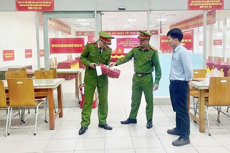 Kiểm tra, bảo dưỡng phương tiện PCCC tại các điểm bỏ phiếu - Ảnh Công an Hà Tĩnh.