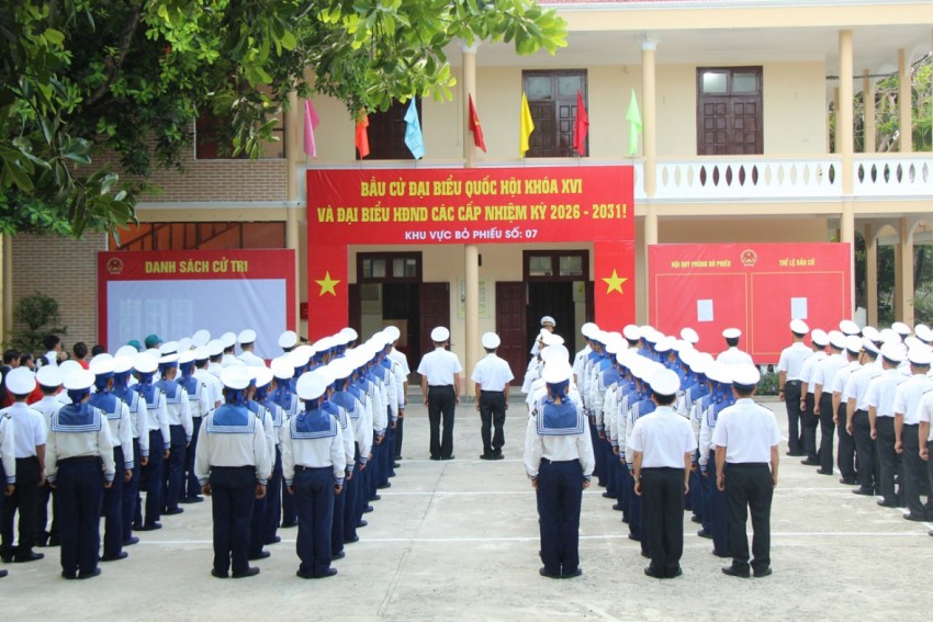 Cử tri nhận phiếu bầu tham gia bầu cử