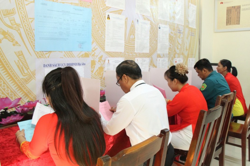 14.	Cử tri hoàn thành việc bầu cử