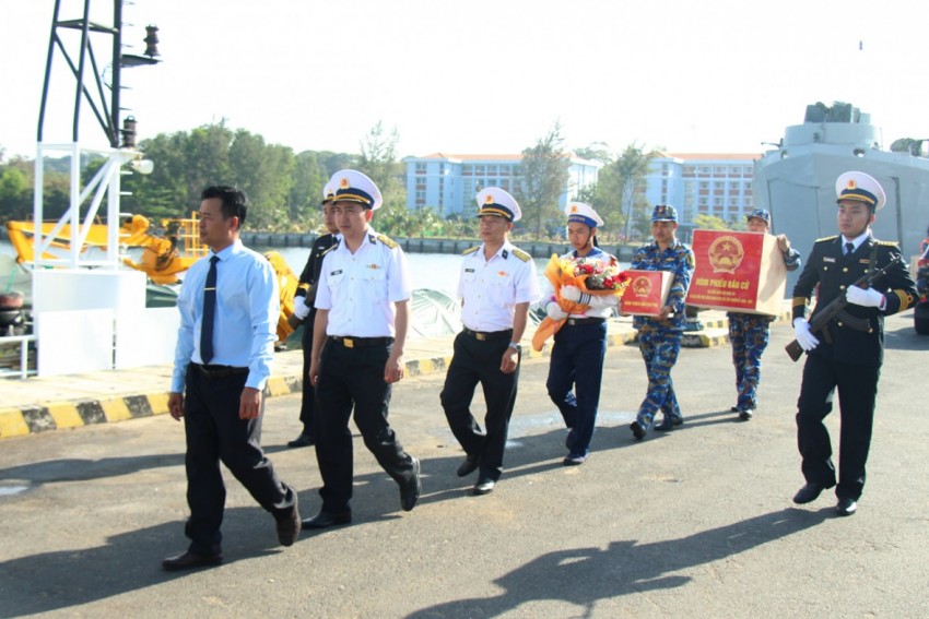 2.	Hòm phiếu được vận chuyển xuống tàu để đưa ra các đảo