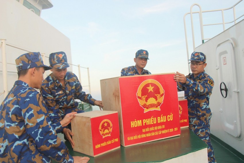 3.	Quá trình vận chuyển ra các đảo, hòm phiếu luôn được bảo quản, kiểm tra để không bị hư hỏng