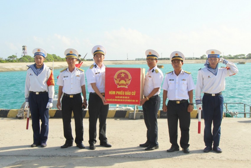 6.	Vượt qua hàng trăm hải lý, hòm phiếu và vật chất bảo đảm đã được vận chuyển an toàn, bàn giao cho các tổ bầu cử trên các đảo