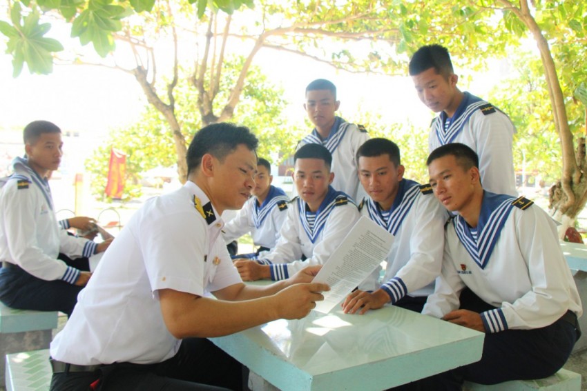 8.	Dù cách xa đất liền nhưng vật chất trang trí cho cuộc bầu cử được bảo đảm đầy đủ, chu đáo