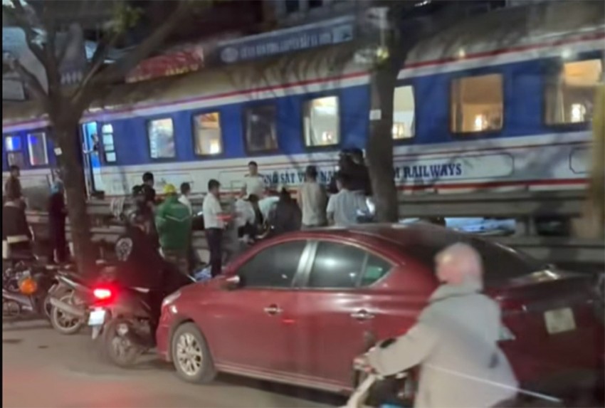 Lực lượng chức năng đang khám nghiệm tại hiện trường vụ tai nạn