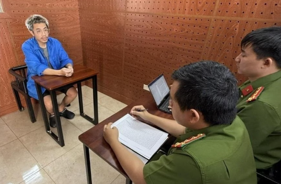 Đỗ Hoàng Long làm việc với cơ quan điều tra. Đỗ Hoàng Long làm việc với cơ quan điều tra.