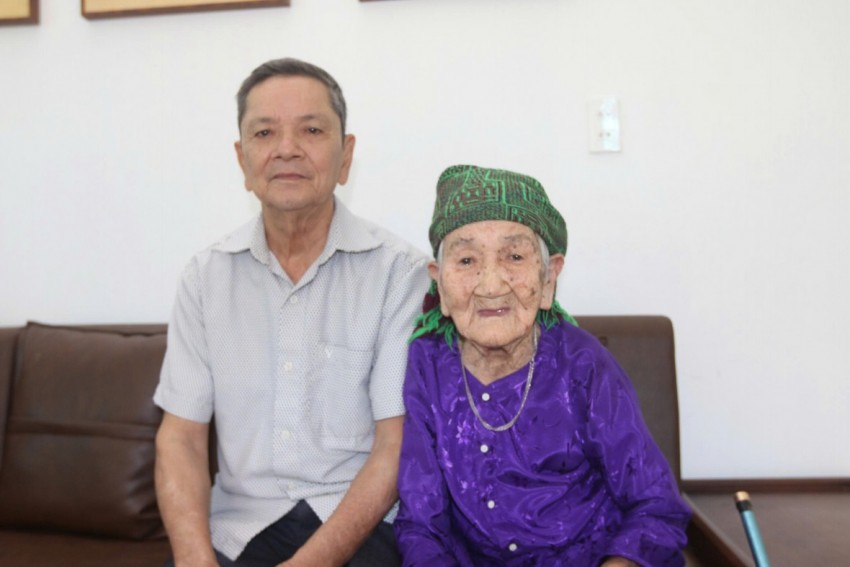 Cụ bà Đinh Thị Nhượng, 102 tuổi và ông Nguyễn Văn Bộ. Cụ bà Đinh Thị Nhượng, 102 tuổi và ông Nguyễn Văn Bộ.