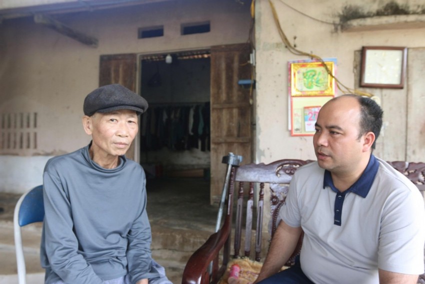 Ông Đinh Hồng Quân, Trưởng thôn 6 - Tiến Xuân, xã Yên Xuân trò chuyện với ông Đinh Văn Tin, người sẽ được tổ bầu cử mang hòm phiếu đến nhà để bầu cử. Ông Đinh Hồng Quân, Trưởng thôn 6 - Tiến Xuân, xã Yên Xuân trò chuyện với ông Đinh Văn Tin, người sẽ được tổ bầu cử mang hòm phiếu đến nhà để bầu cử.