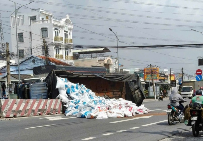 Tránh xe đạp điện băng qua đường, ô tô tải lật ngang QL1A ở Đồng Tháp