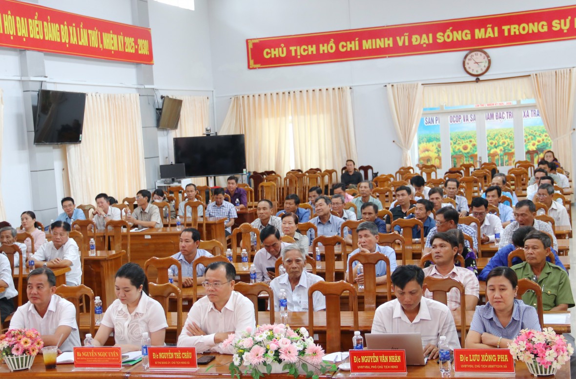 Ứng cử viên ĐBQH khóa XVI cam kết gần dân, lắng nghe cử tri Ứng cử viên ĐBQH khóa XVI cam kết gần dân, lắng nghe cử tri