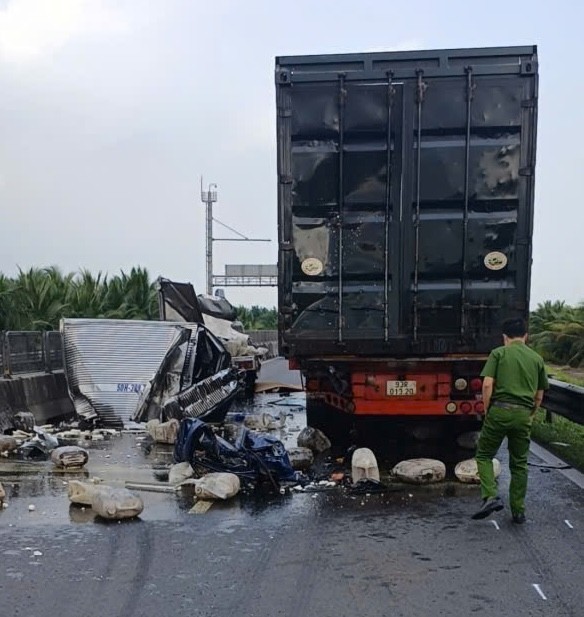 Xe tải tông xe container cùng chiều đậu trên cao tốc, phụ xe tử vong tại chỗ