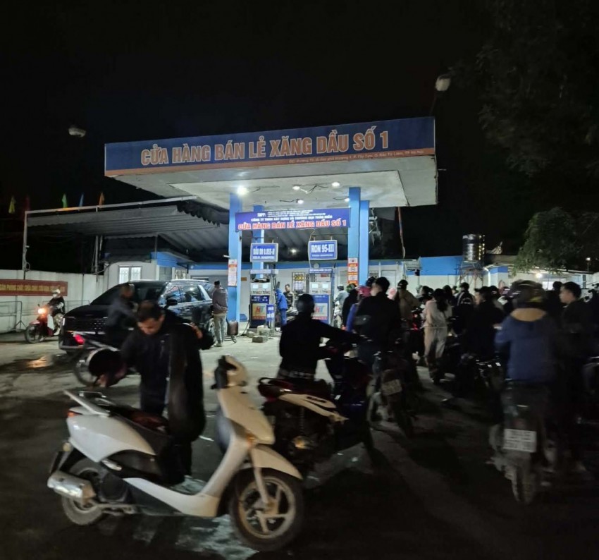 Người dân mệt mỏi, ể oải khi xếp hàng dài chờ mua xăng dầu tại cửa hàng xăng dầu trên địa bàn phường Tây Tựu, TP Hà Nội.