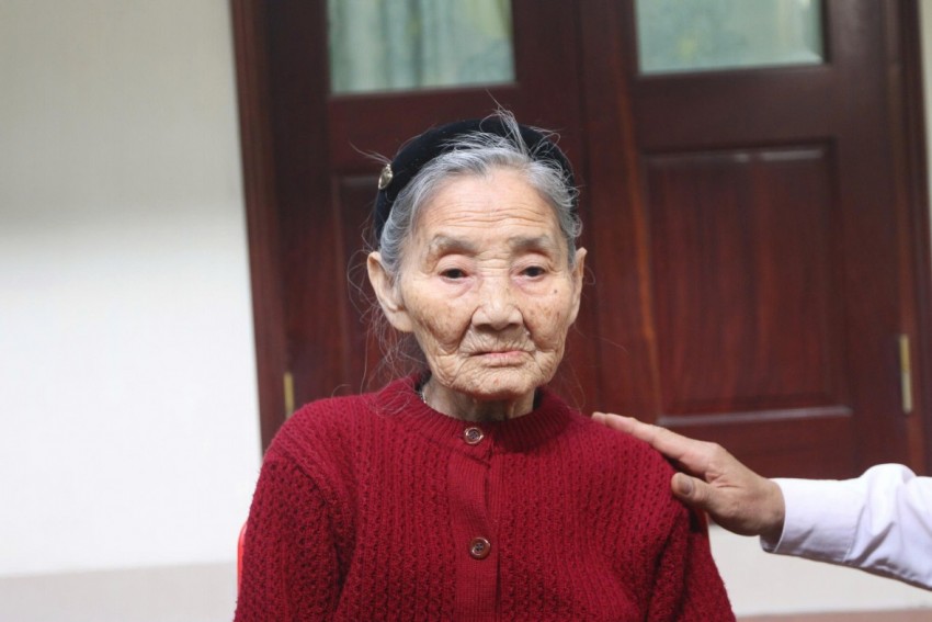 cụ Nguyễn Thị Nếp, 97 tuổi đã trải qua nhiều kỳ bầu cử trong cuộc đời.