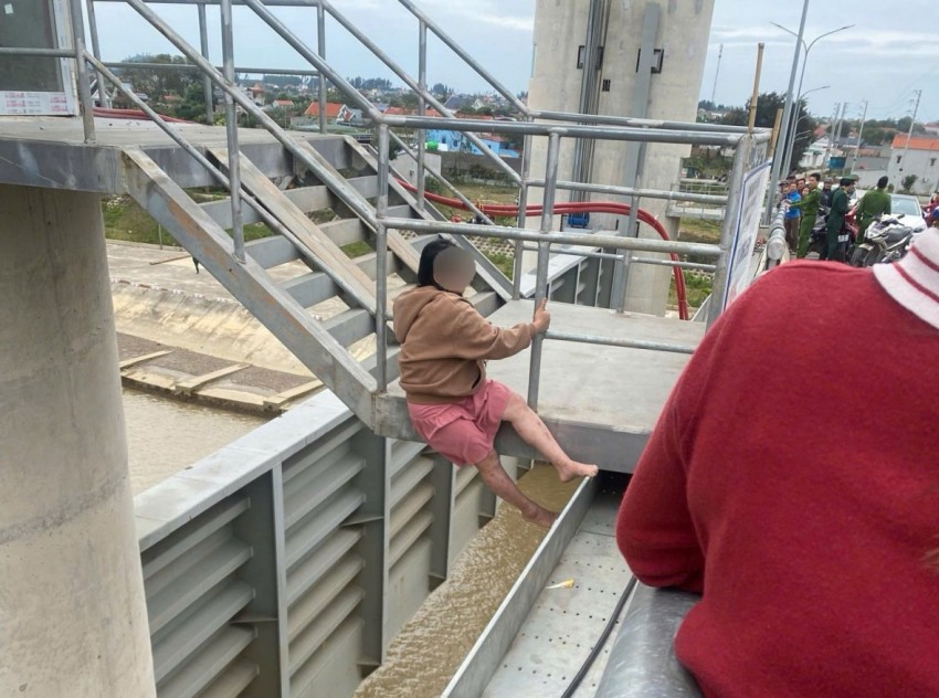 Lực lượng Cảnh sát PCCC và CNCH kịp thời giải cứu nữ nạn nhân trên cầu Cống Lèn.