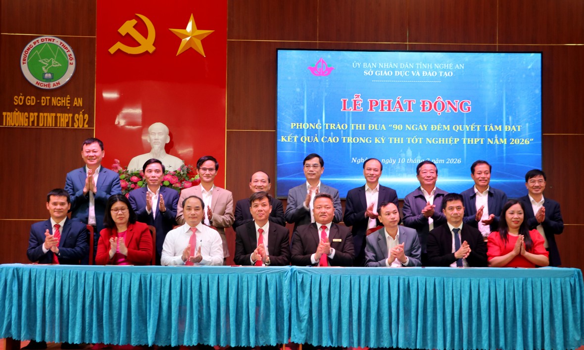 Lãnh đạo các Trường học ký cam kết thi đua thực hiện phong trào.