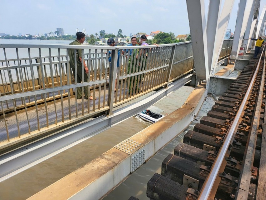 Khi đến khu vực cầu Ghềnh, phương tiện bất ngờ va chạm mạnh vào nhịp giữa của cầu, cụ thể tại khoang số 5 nhịp số 2.