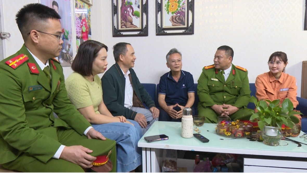 Công an xã Thống Nhất phối hợp rà soát danh sách cử tri là công dân tạm trú trên địa bàn.