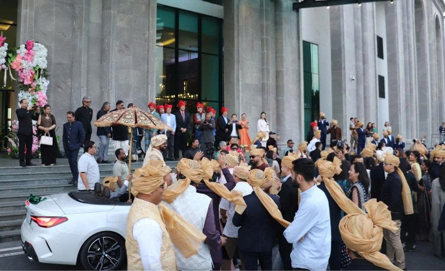 Chú rể đi đón cô dâu trong tiếng nhạc rộn ràng, những điệu nhảy hân hoan và lời chúc phúc của gia đình, bạn bè.