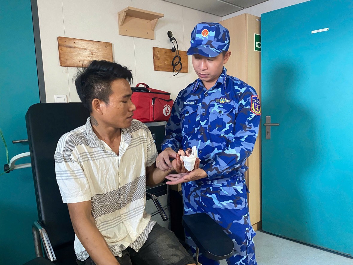 BTL Vùng Cảnh sát biển 4 kịp thời hỗ trợ y tế cho ngư dân bị tan nạn lao động trên biển