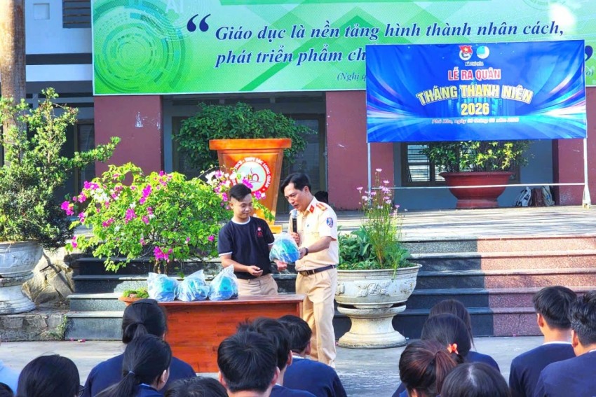 Đội Cảnh sát giao thông đường bộ số 2 (Phòng CSGT Công an tỉnh Đồng Nai) tổ chức buổi tuyên truyền, phổ biến pháp luật về trật tự, an toàn giao thông đường bộ cho học sinh Trường THPT Lạc Long Quân.