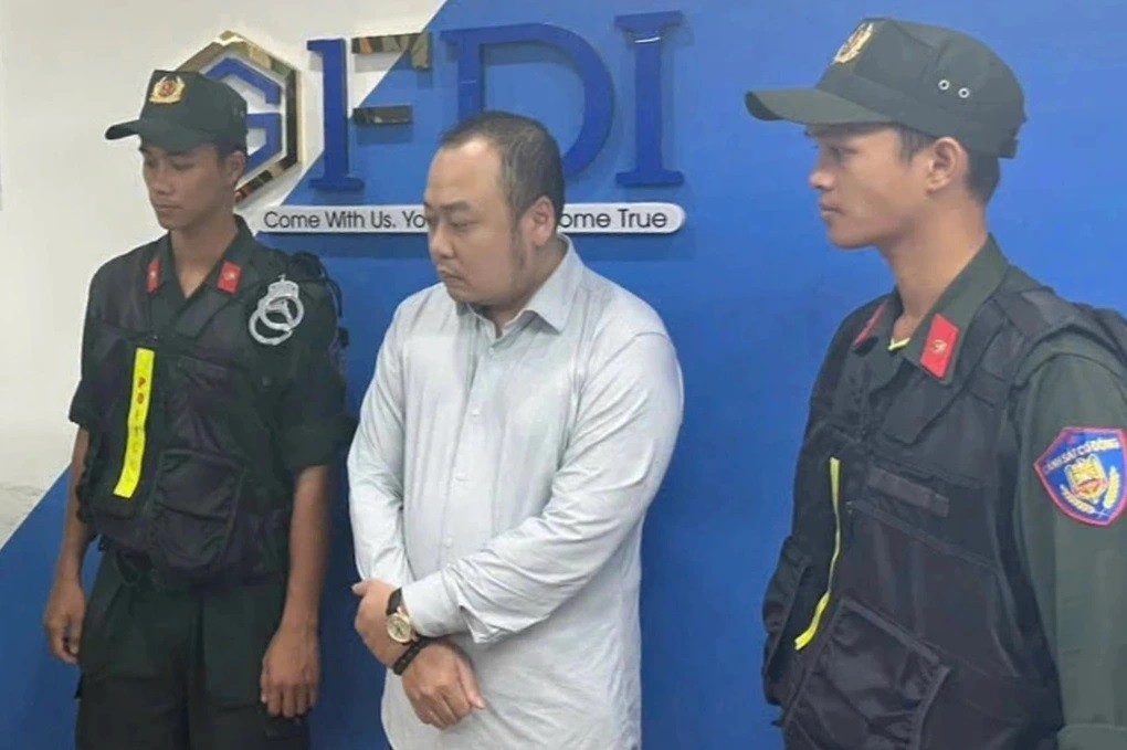 Tổng Giám đốc GFDI Nguyễn Quang Hoàng được đưa về trụ sở để chứng kiến việc khám xét diễn ra vào ngày 8/11/2024 (Ảnh: Công an Đà Nẵng).