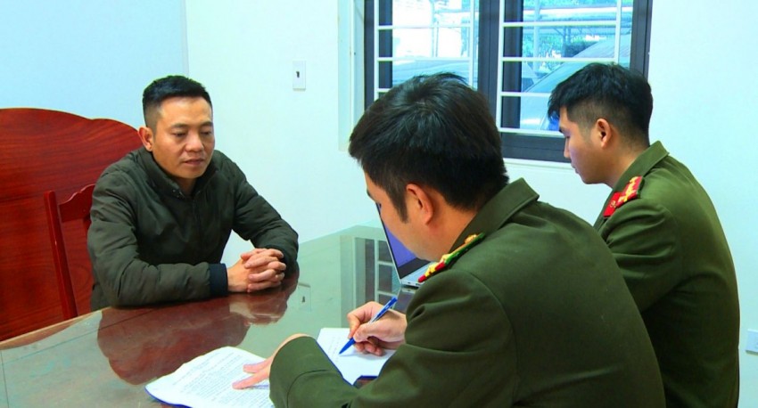 Đối tượng Hoàng Văn Toàn tại cơ quan điều tra. Ảnh CA tỉnh Thanh Hoá