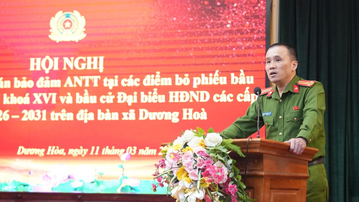 Trung tá Trần Nhật Quang - Trưởng Công an xã Dương Hòa phát biểu tại hội nghị.