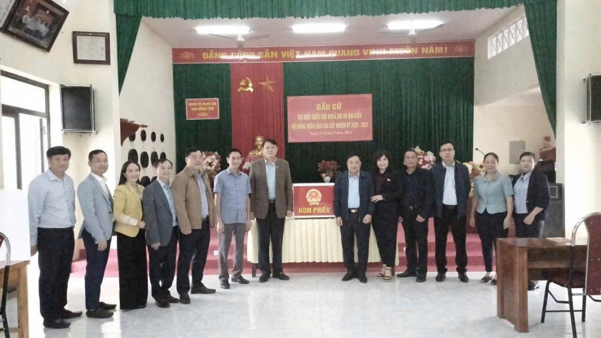 Đoàn công tác của Quốc hội giám sát công tác chuẩn bị bầu cử tại xã Minh Đài