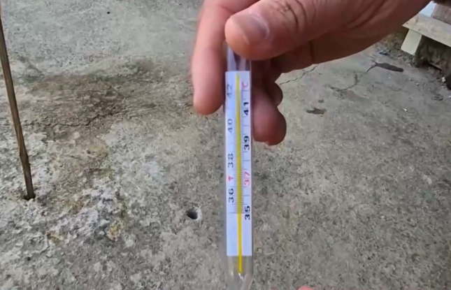 Nền vỉa hè nóng bất thường ở Ứng Hòa, Hà Nội (Ảnh: Cắt từ clip VTV).