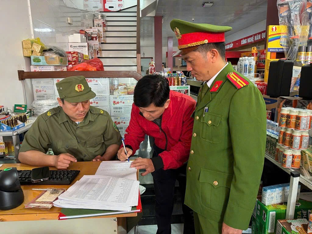 Công an phường Vinh Lộc kiểm tra, rà soát cư trú phục vụ bầu cử.