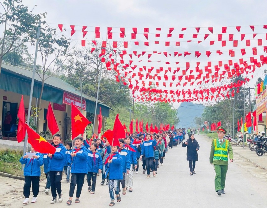Gần 1.000 cán bộ, đoàn viên, học sinh vùng biên tham gia diễu hành chào mừng ngày hội bầu cử