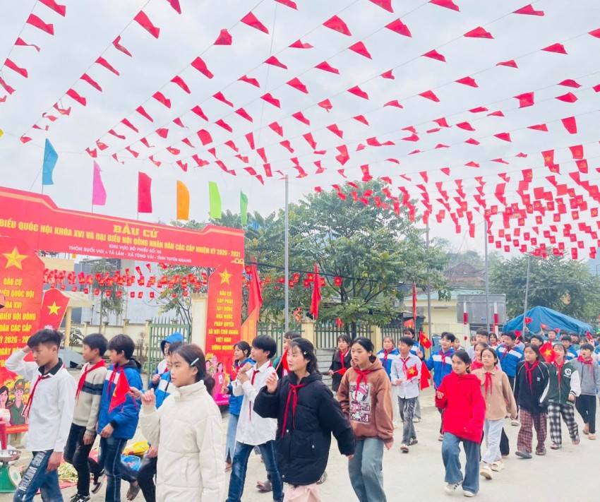 Gần 1.000 cán bộ, đoàn viên, học sinh vùng biên tham gia diễu hành chào mừng ngày hội bầu cử