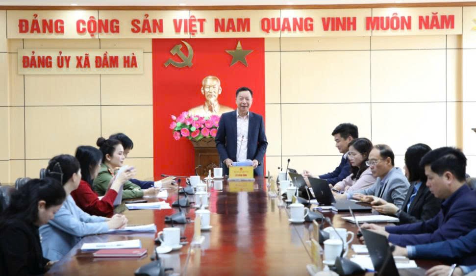 Ông Lê Văn Ánh, Phó Chủ tịch UBND tỉnh, làm việc với xã Đầm Hà.