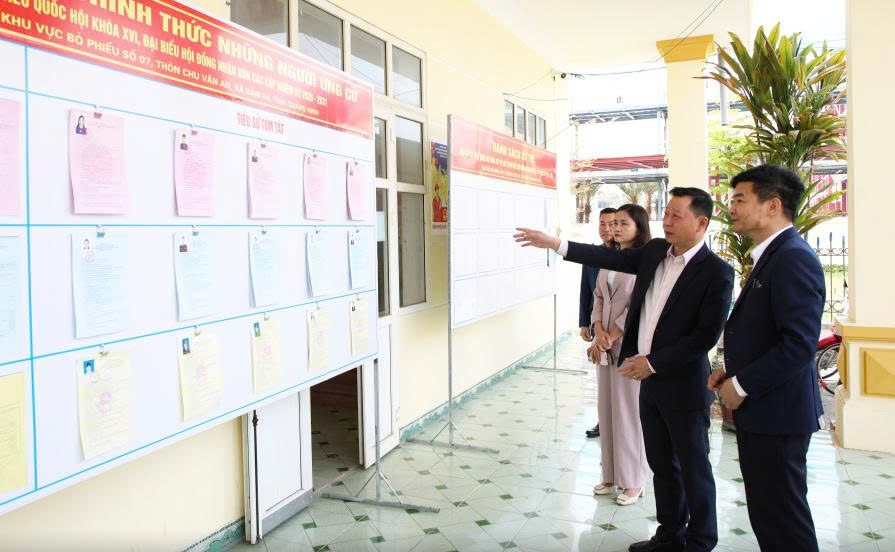 Ông Lê Văn Ánh, Phó Chủ tịch UBND tỉnh, kiểm tra công tác chuẩn bị bầu cử tại khu vực bỏ phiếu số 7, thôn Chu Văn An, xã Đầm Hà.