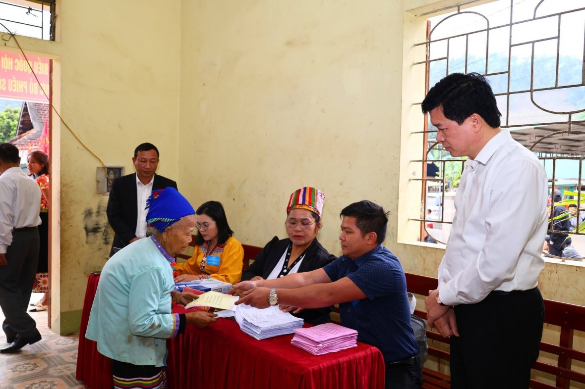 Cử tri xã Tam Thái tham gia bầu cử sớm.