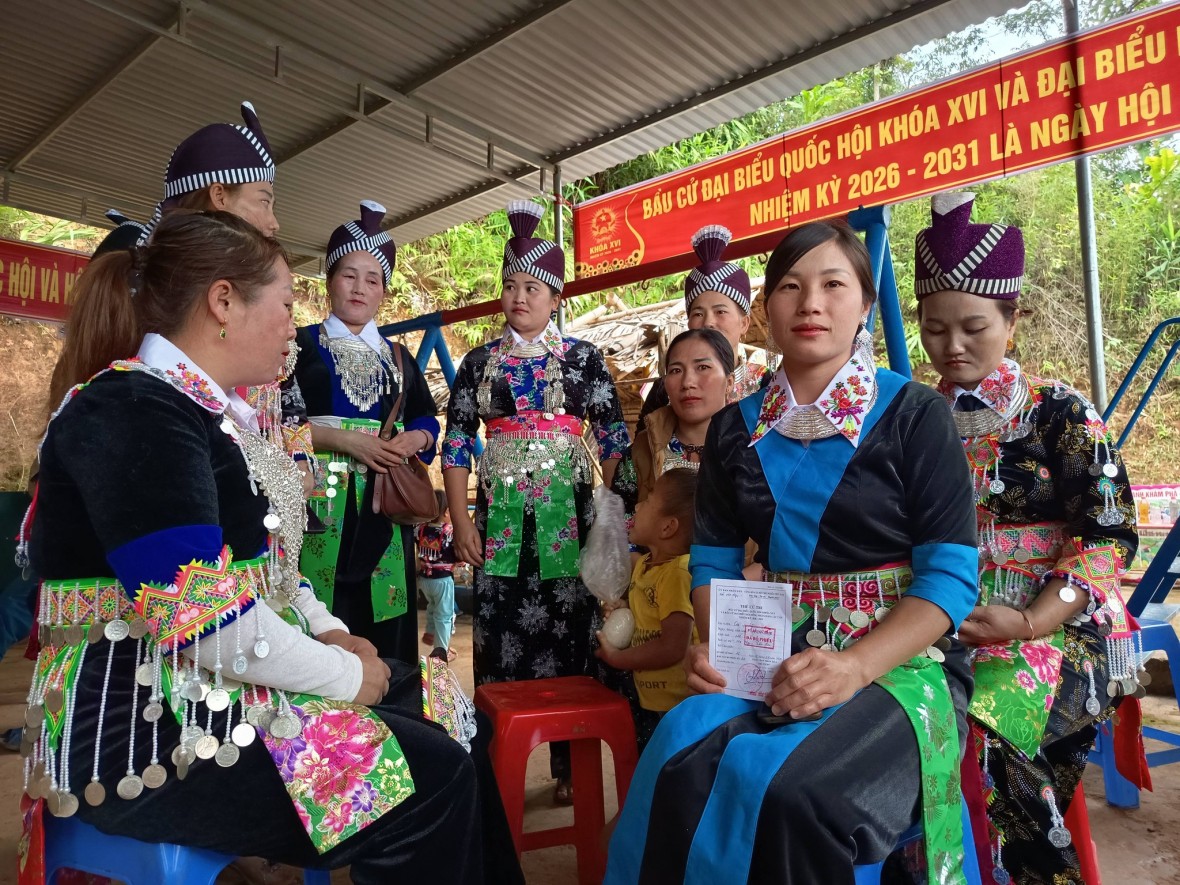 Đồng bào các dân tộc xã Na Ngoi thực hiện quyền công dân.