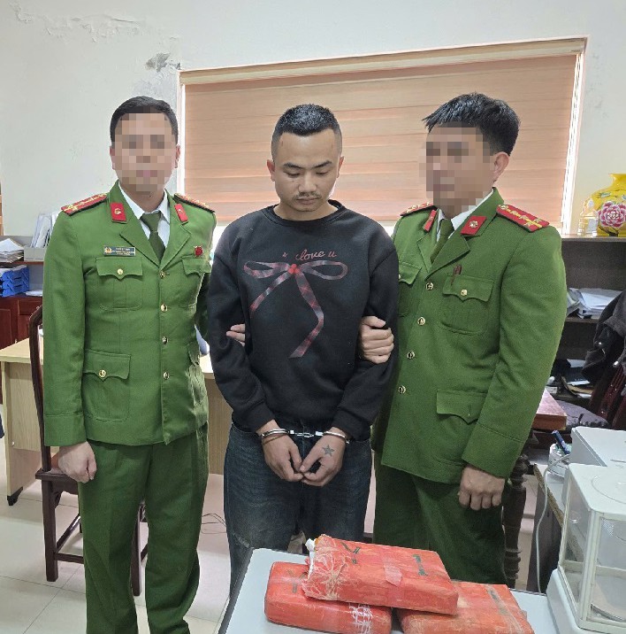 Đối tượng Trương Minh Tú cùng tang vật - Ảnh Công an Nghệ An.